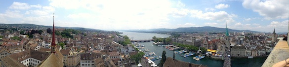 Vue panoramique de Zurich au sommet d'un clocher d'église.