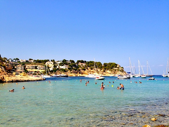 Plage préférée de Majorque avec yachts et maisons valant plusieurs millions de dollars.