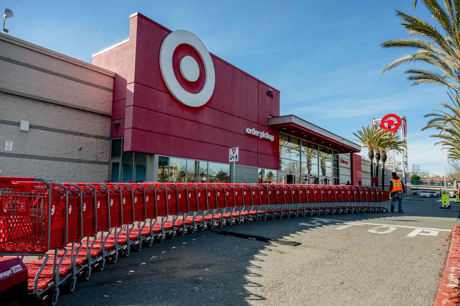Target est à la traîne de ses rivaux du commerce de détail à prix réduits. Son nouveau PDG veut changer cela.