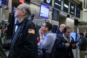 Les traders travaillent sur le parquet de la Bourse américaine.