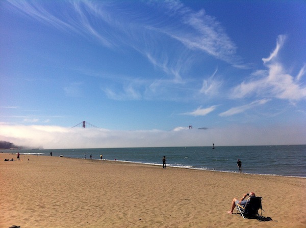 Un homme à la retraite surplombant le brouillard sur le Golden Gate Bridge. Pourquoi travailler quand nous avons Obama