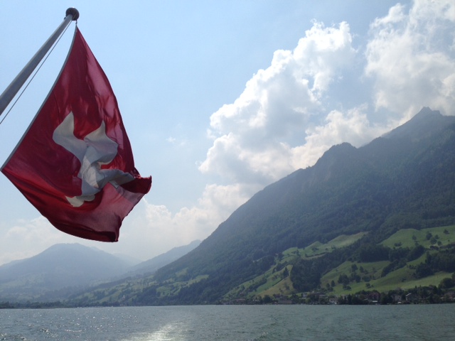 Drapeau suisse flottant dans une chaîne de montagnes - Souffrez-vous d'apathie ? Voici comment s'en soucier à nouveau