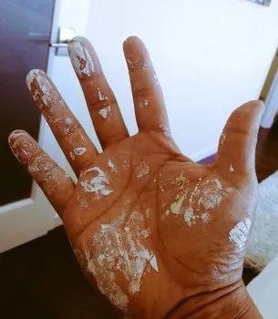Se salir les mains en peignant et en nettoyant ma propre maison
