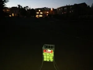 Entraîner le tennis jusqu'à la tombée de la nuit