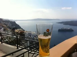 IMG_7949 Boire une bière au sommet de Santorin