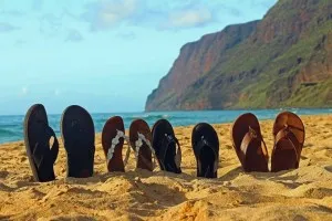 Des tongs dans le sable pendant la retraite